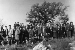 Posjet školske ekskurzije na gradinu Karaštak krajem 50-ih godina, Rovinjsko selo. (fn. 5107 a) Iz arhive Arheološkog muzeja Istre