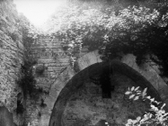 Apsidalni luk u crkvi Svetog Trojstva 1975. godine, Šišan. (fn. 13931) Iz arhive Arheološkog muzeja Istre