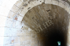 Hodnik koji je spajao sjeverno krilo i centralni dio tvrđave. Fort Punta Christo, Pula. Autor: Aldo Šuran (2009.)