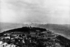 Gradina iznad sela Benčani početkom 60-ih godina. Višnjan (fn. 6785.) Iz arhive Arheološkog muzeja Istre