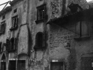 Kuća s baroknim prozorima i lunetom s prikazom Majke Božje u prvoj polovici 20. stoljeća, Vodnjan. (fp. 506) Iz arhive Arheološkog muzeja Istre