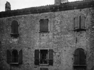 Palača s baroknim prozorima u prvoj polovici 20. stoljeća, Vodnjan. (fp. 500) Iz arhive Arheološkog muzeja Istre