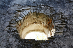 Kružni prozor iznad ulaza, crkva Svetog Martina kod Mednjana, Vodnjan. Autor: Aldo Šuran (2010.)