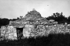 Kažun u okolici Vodnjana početkom 50-ih godina, Vodnjan. (fp. 513 b) Iz arhive Arheološkog muzeja Istre