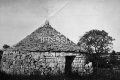 Kažun u okolici Vodnjana početkom 50-ih godina, Vodnjan. (fp. 513 a) Iz arhive Arheološkog muzeja Istre