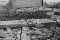Postament oltarne pregrade u crkvi Svetog Martina kod Mednjana početkom 50-ih godina, Vodnjan. (fn. 1776) Iz arhive Arheološkog muzeja Istre