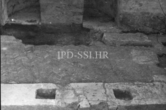 Prezbiterij i pod izrađen u stilu opus spicatum, Crkva Svetog Martina u Mednjanu sredinom 50-ih godina, Vodnjan. (fn. 3590) Iz arhive A