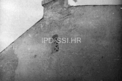 Dio pročelja i prozorska rešetka na crkvi sv. Lucije 1955. godine, Vodnjan. (fn. 3971) Iz arhive Arheološkog muzeja Istre