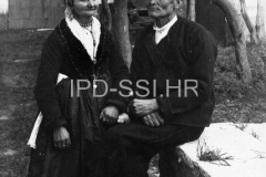 Muškarac i žena u okolini Vodnjana u nošnjama iz 1880. godine snimljeno u prvoj polovici 20. stoljeća, Vodnjan. (fp. 518 b) Iz arhive Arheološkog muzeja Istre